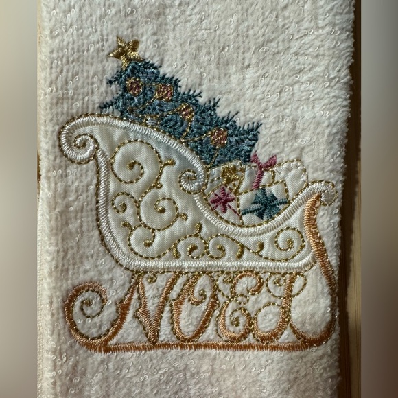 Vintage Embroidered Guest Towels - Picture 2 of 3